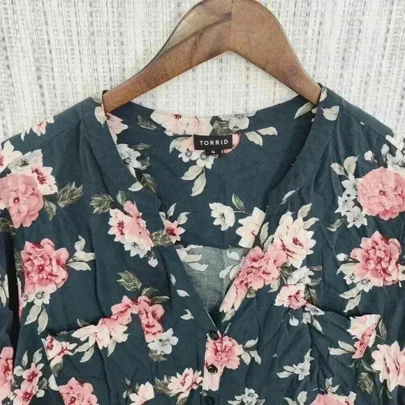 Torrid Rayon Women's Button up Blouse Size 4X Floral - Picture 3 of 7